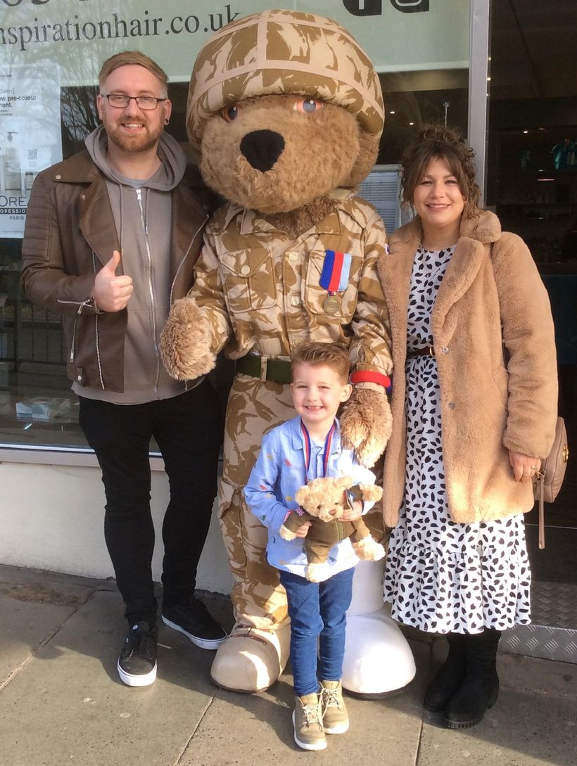 Snip Family Robinson - mum and dad join the celebration (courte