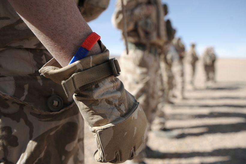 Soldier wears a Help for Heroes wristband while desert training